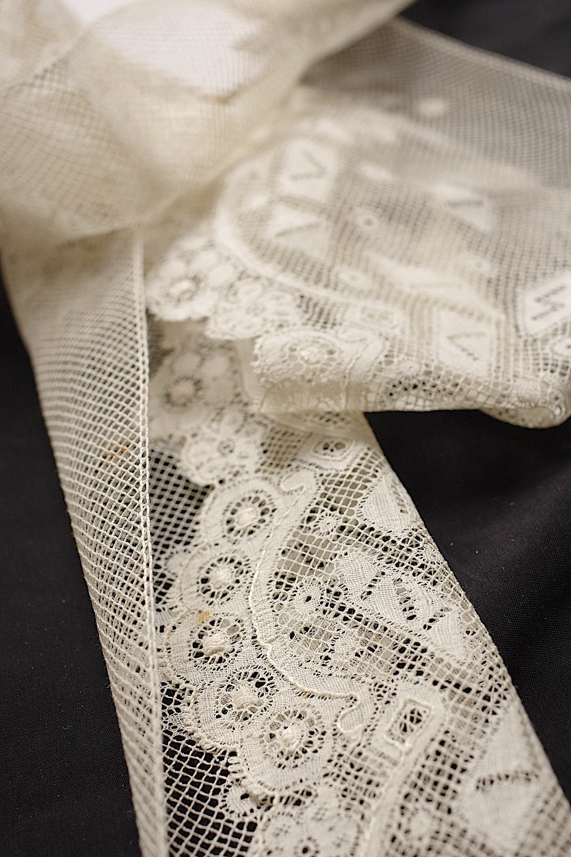 アンティークレース dentelle antique 420cm 98cm .FR a l'epoque