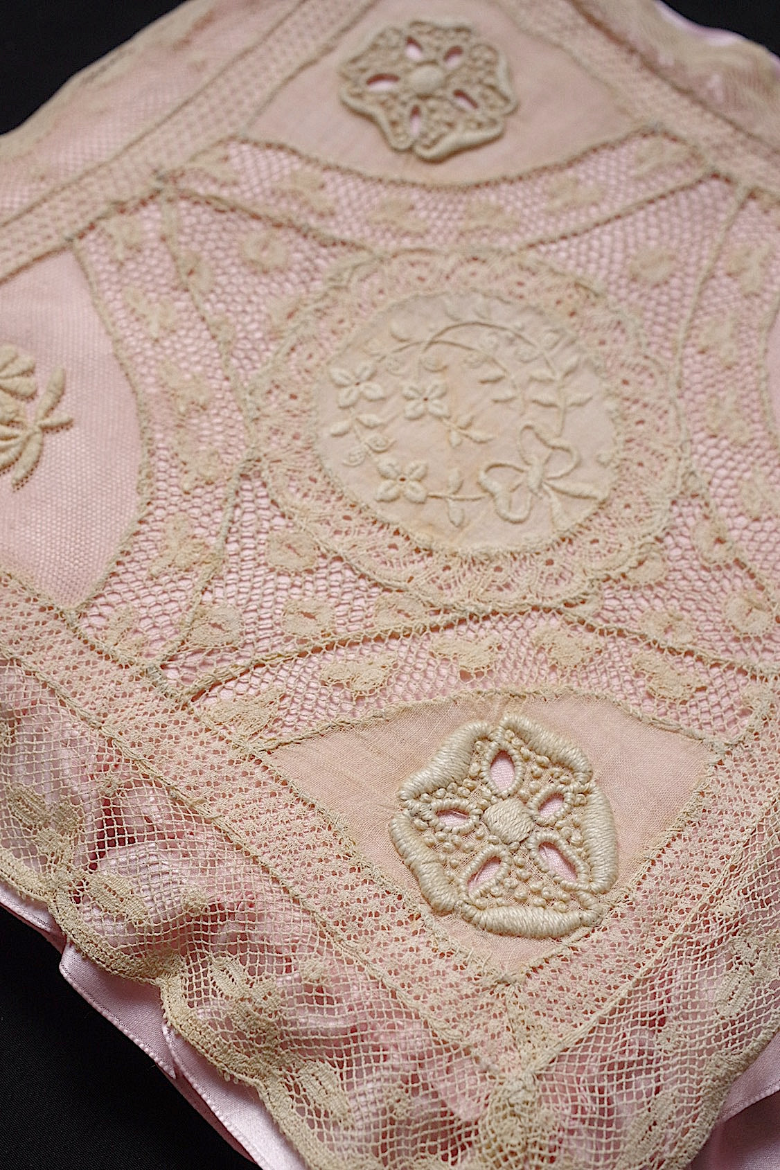 アンティークレースクッション  dentelle antique  刺繍レースクッション .FR a l'epoque