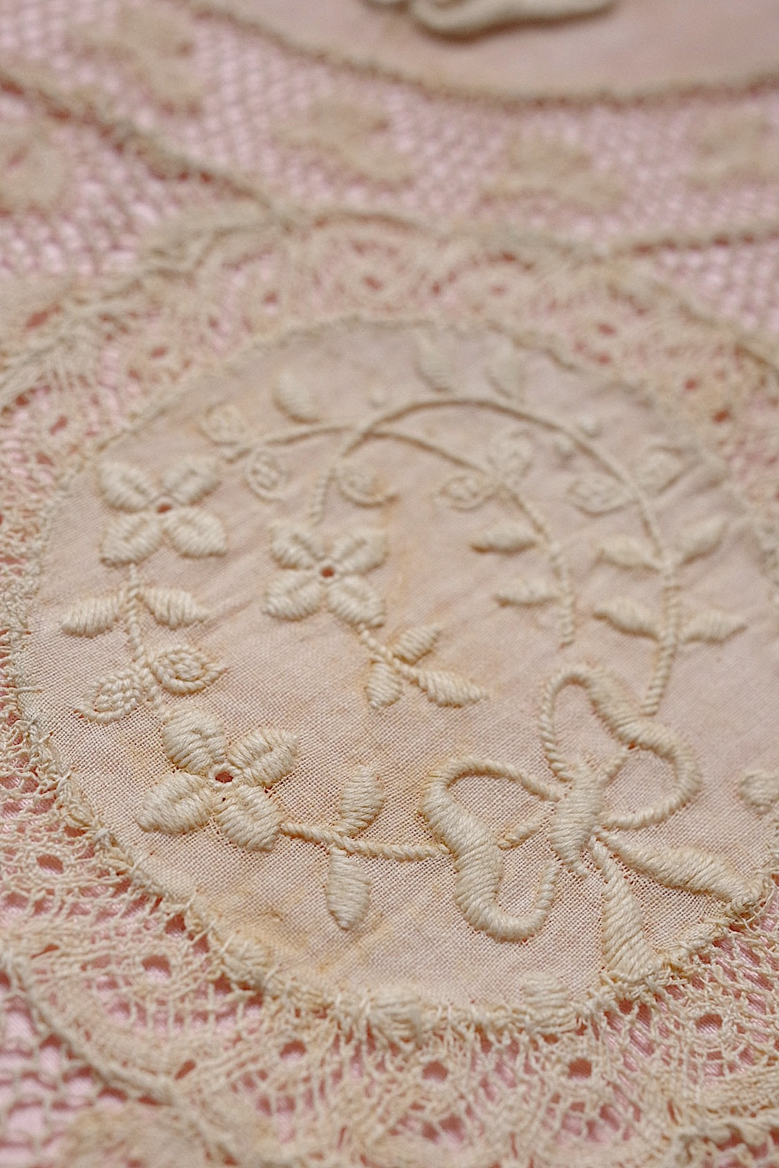 アンティークレースクッション  dentelle antique  刺繍レースクッション .FR a l'epoque