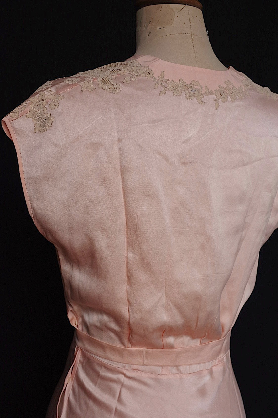 アンティークドレス vêtement antique シルクランジェリー 1 .FR a l'epoque