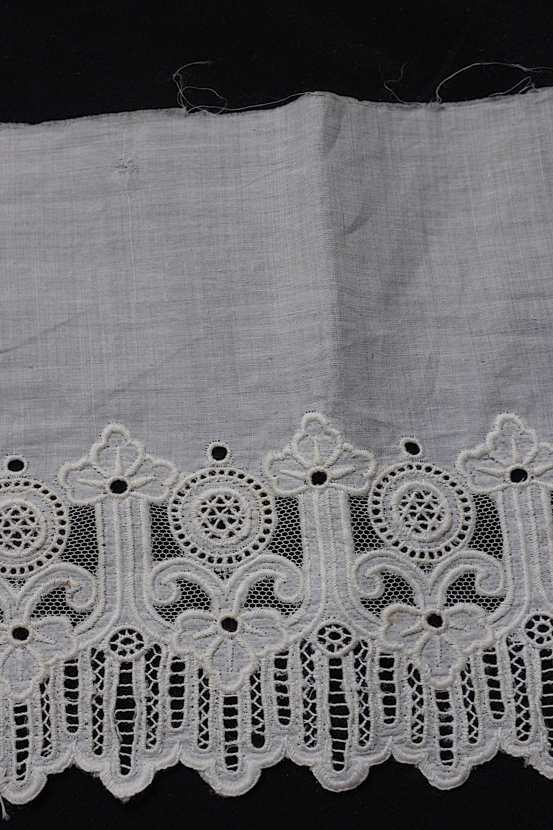 アンティークレース dentelle antique  カットワーク .FR a l'epoque