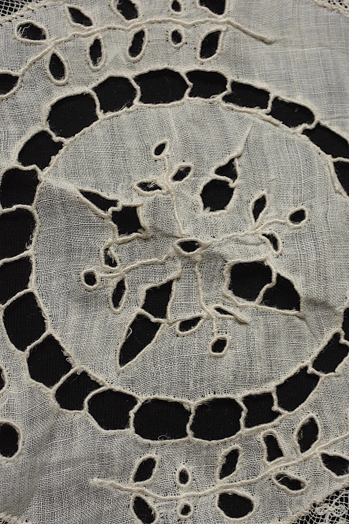 アンティークレース dentelle antique  刺繍ハンカチ .FR a l'epoque