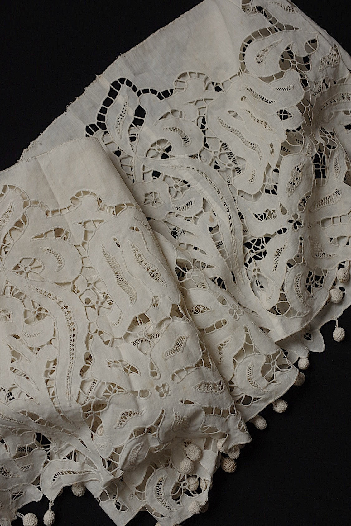 アンティークレース dentelle antique カットワーク刺繍 ぽんぽんつき .FR a l'epoque