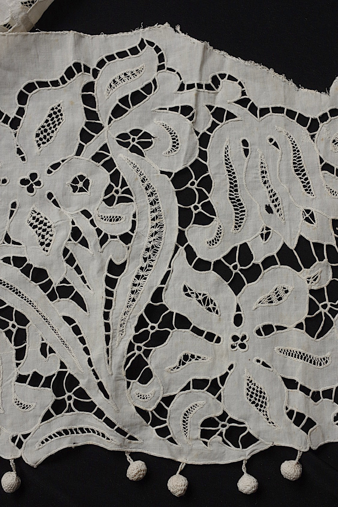 アンティークレース dentelle antique カットワーク刺繍 ぽんぽんつき .FR a l'epoque