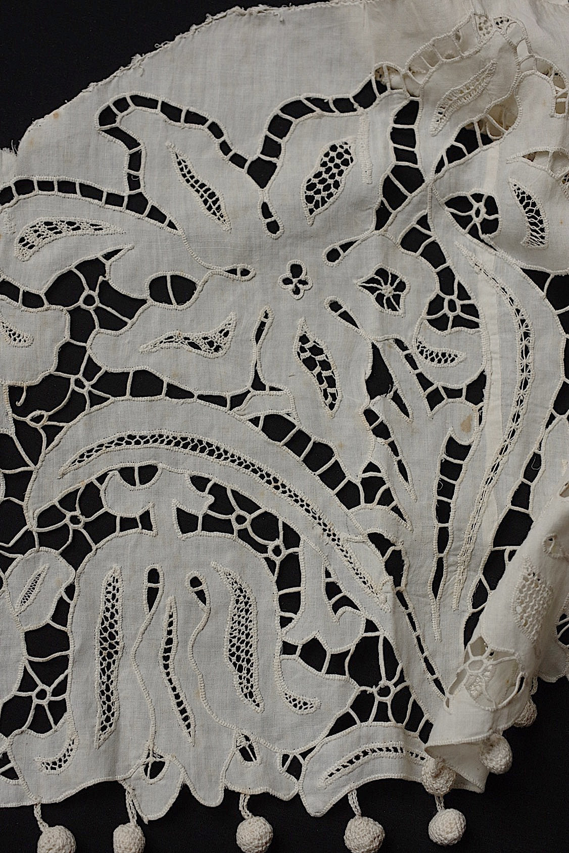 アンティークレース dentelle antique カットワーク刺繍 ぽんぽんつき .FR a l'epoque