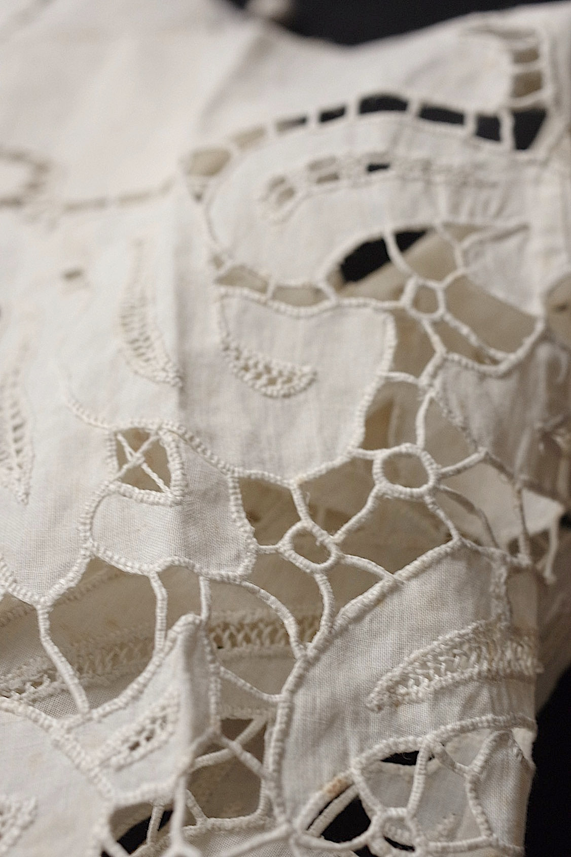 アンティークレース dentelle antique カットワーク刺繍 ぽんぽんつき .FR a l'epoque