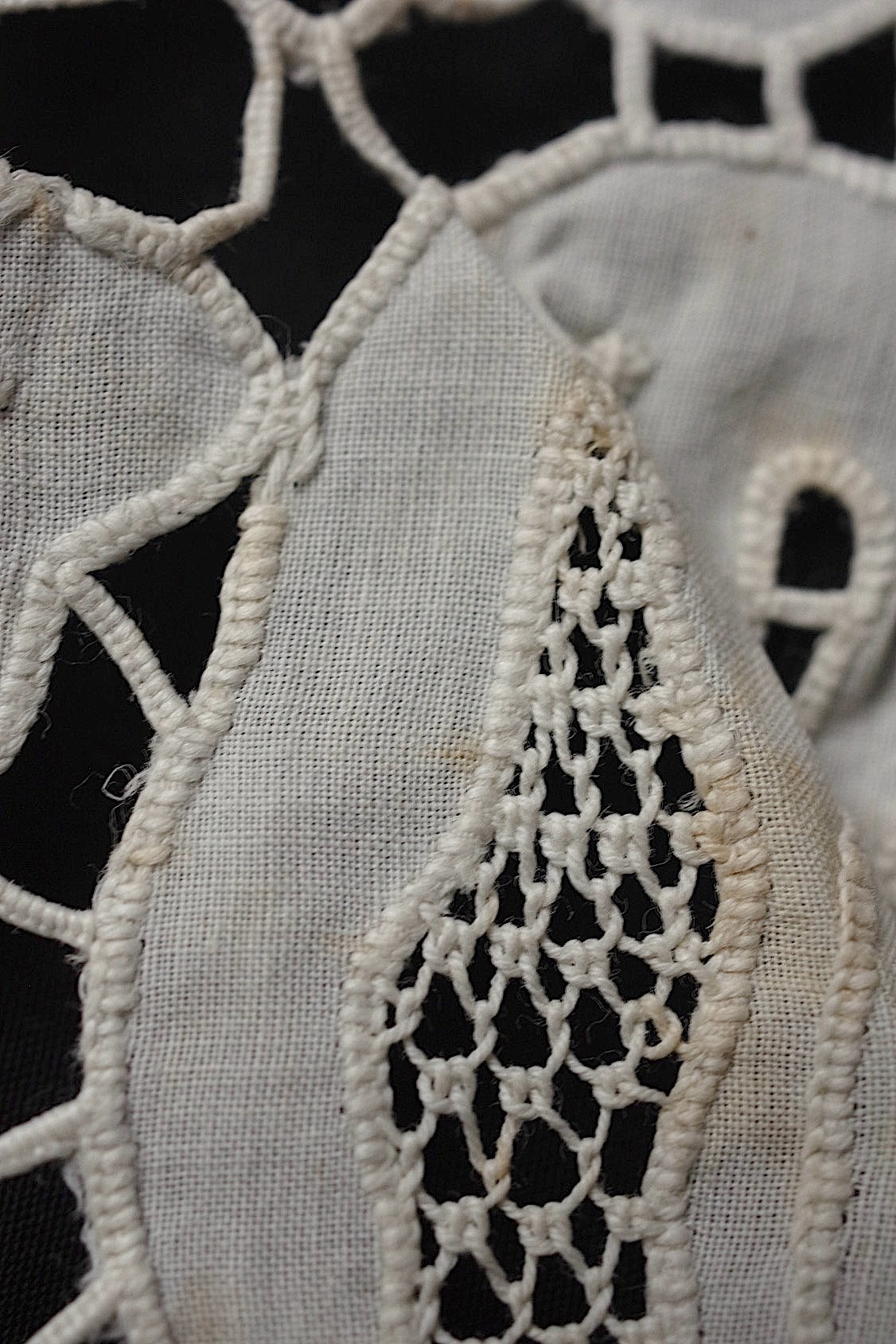 アンティークレース dentelle antique カットワーク刺繍 ぽんぽんつき .FR a l'epoque