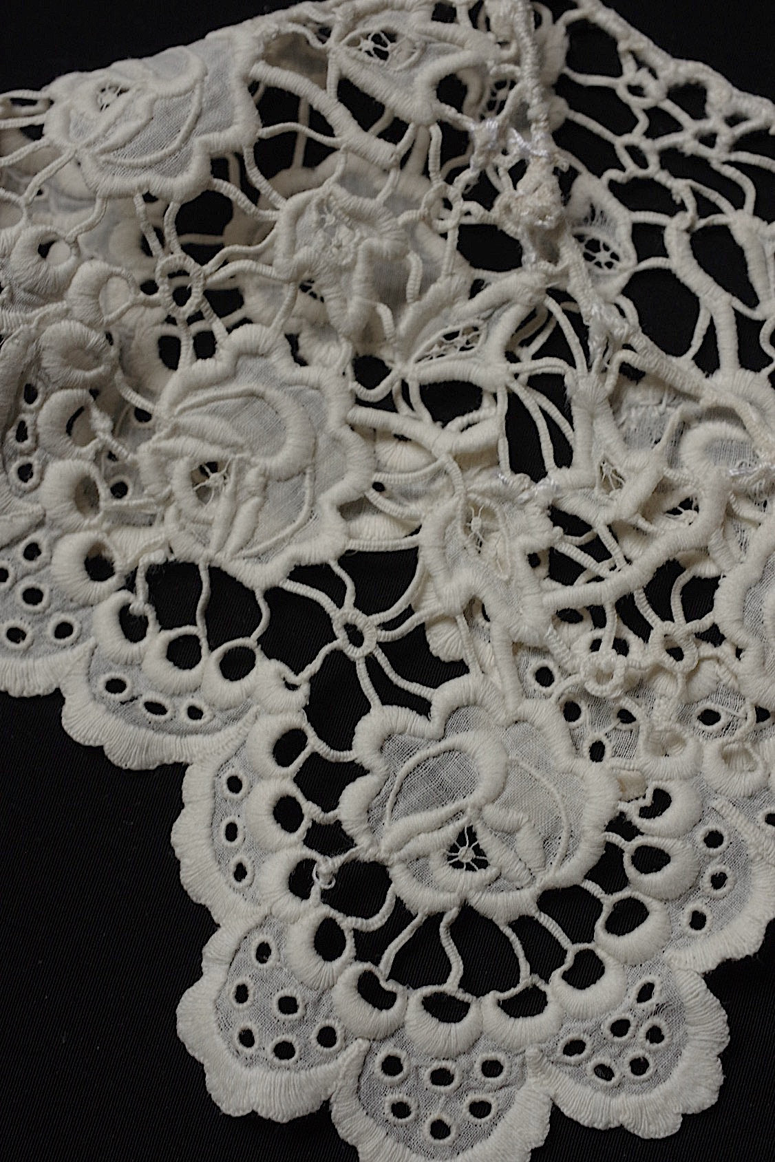 アンティークレース dentelle antique  小さな襟2つ .FR a l'epoque