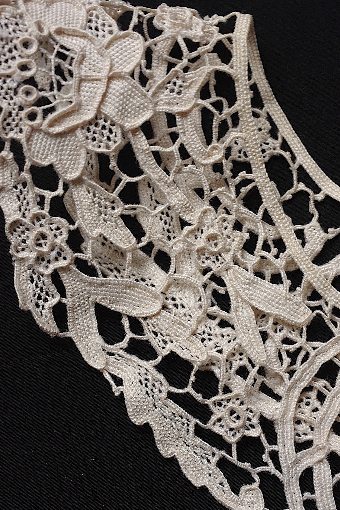 アンティークレース dentelle antique  小さな襟2つ .FR a l'epoque