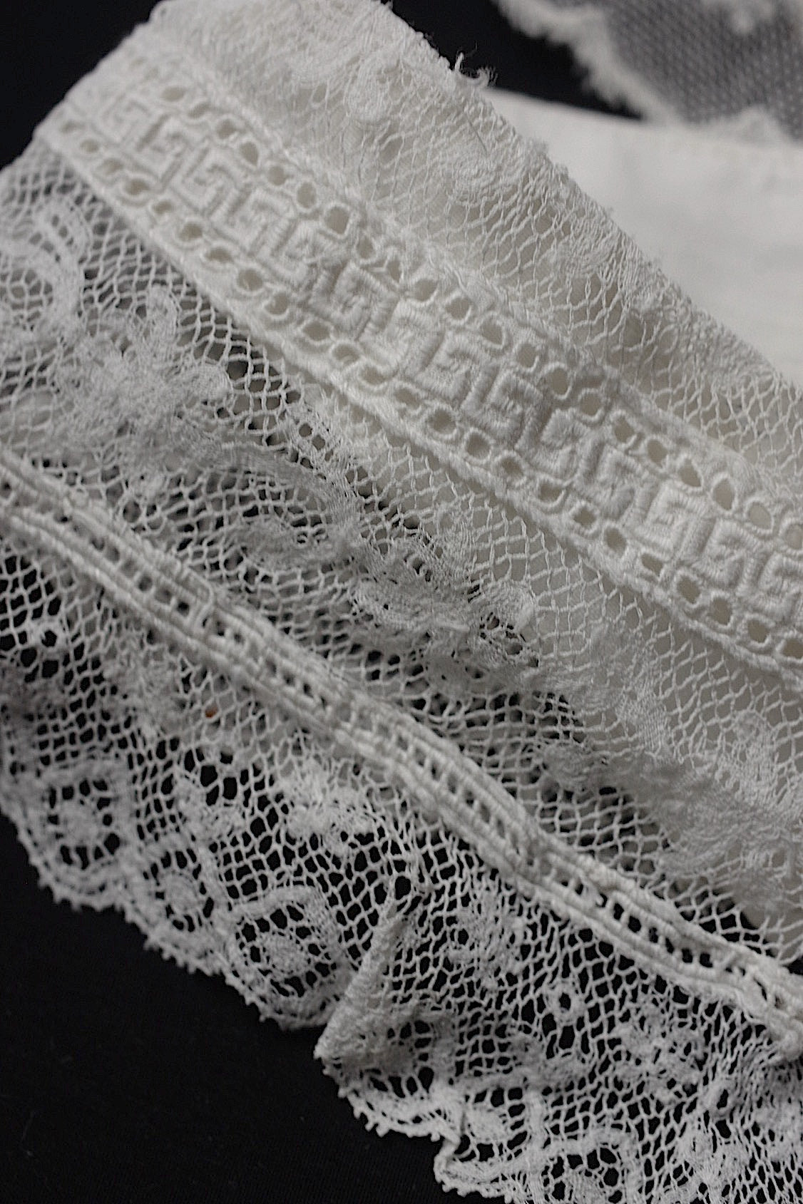 アンティークレース dentelle antique  襟2つ .FR a l'epoque