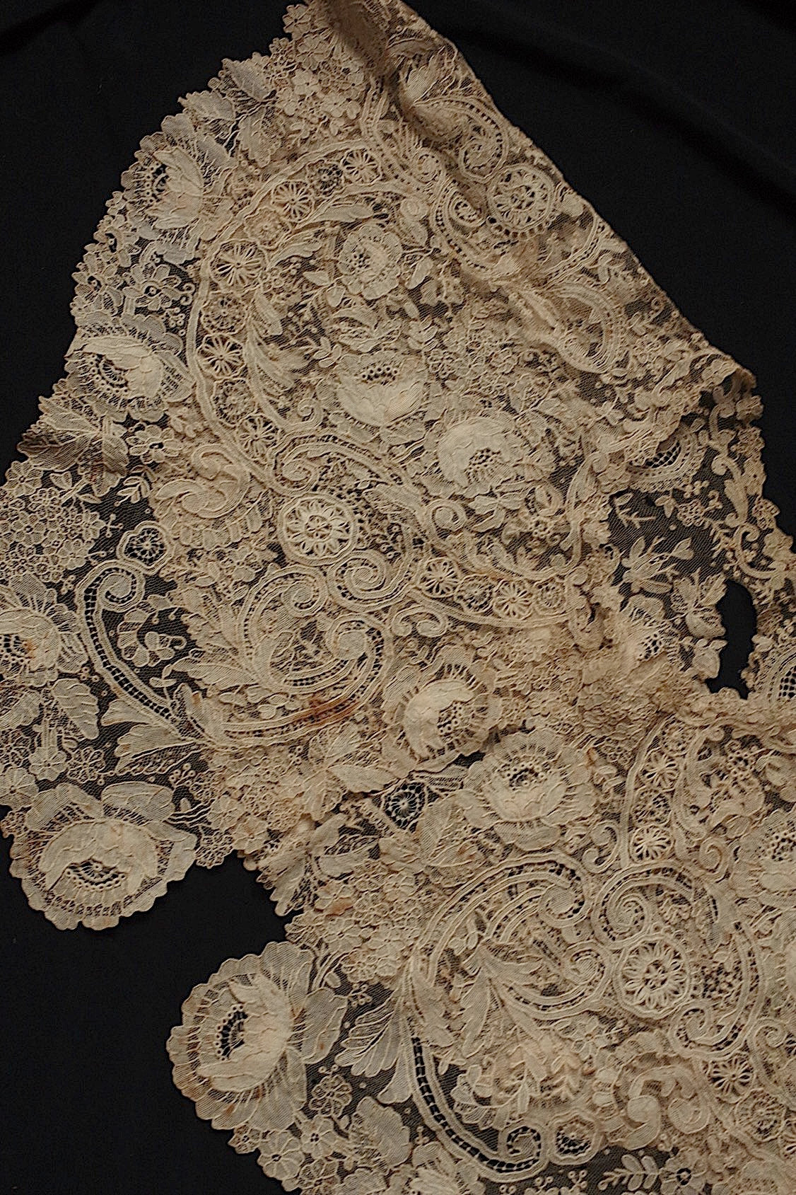 アンティークレース dentelle antique  ブリュクセル .FR a l'epoque