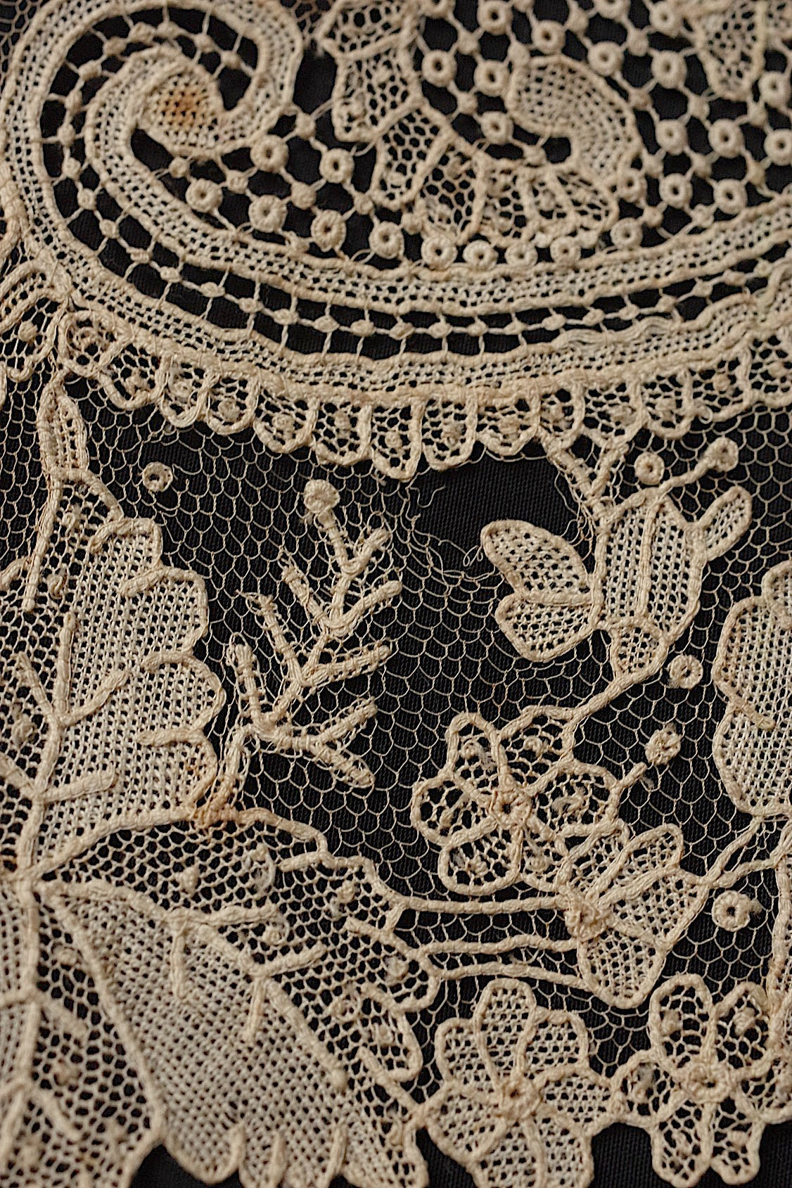 アンティークレース dentelle antique  ブリュクセル .FR a l'epoque