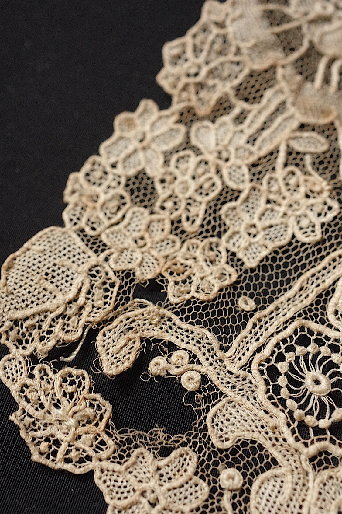 アンティークレース dentelle antique  ブリュクセル .FR a l'epoque