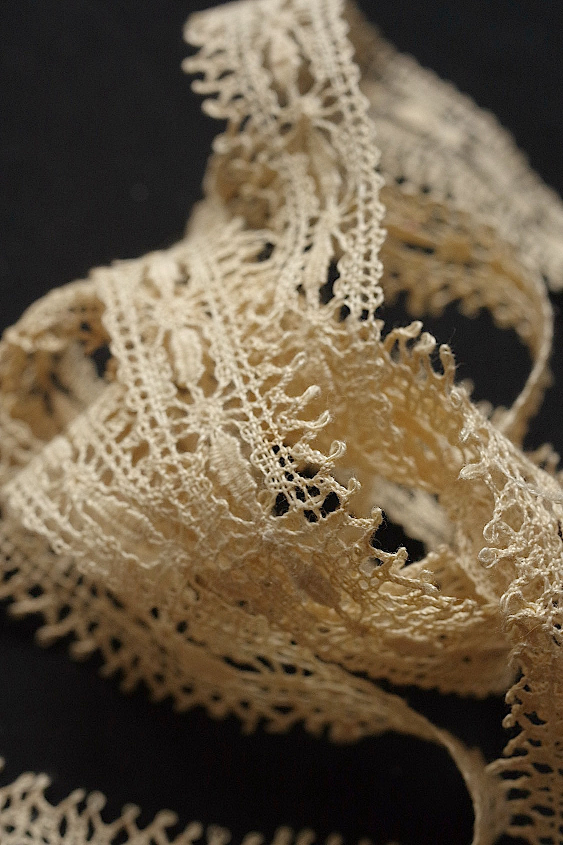 アンティークレース dentelle antique  ボビン  .FR a l'epoque