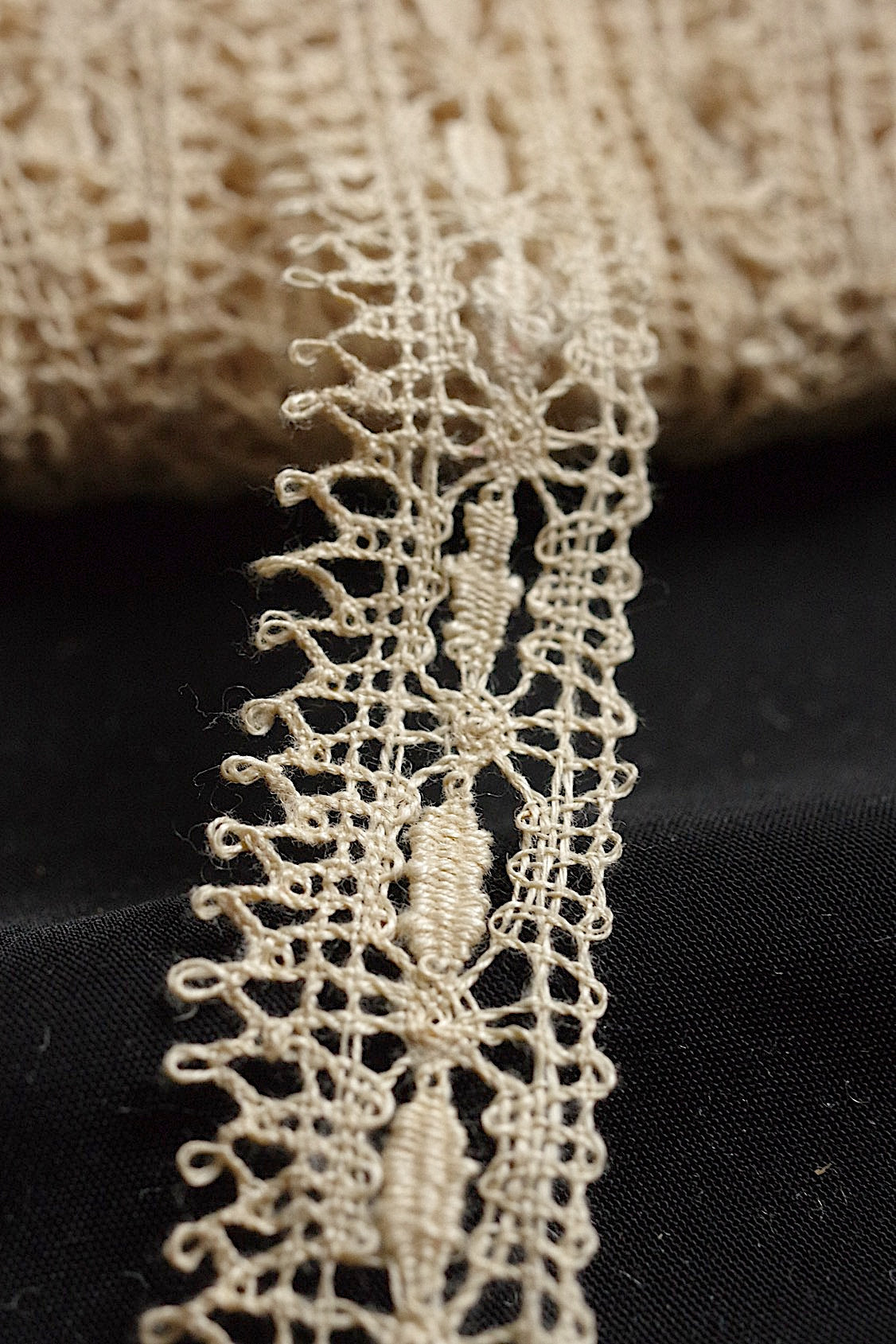 アンティークレース dentelle antique  ボビン  .FR a l'epoque