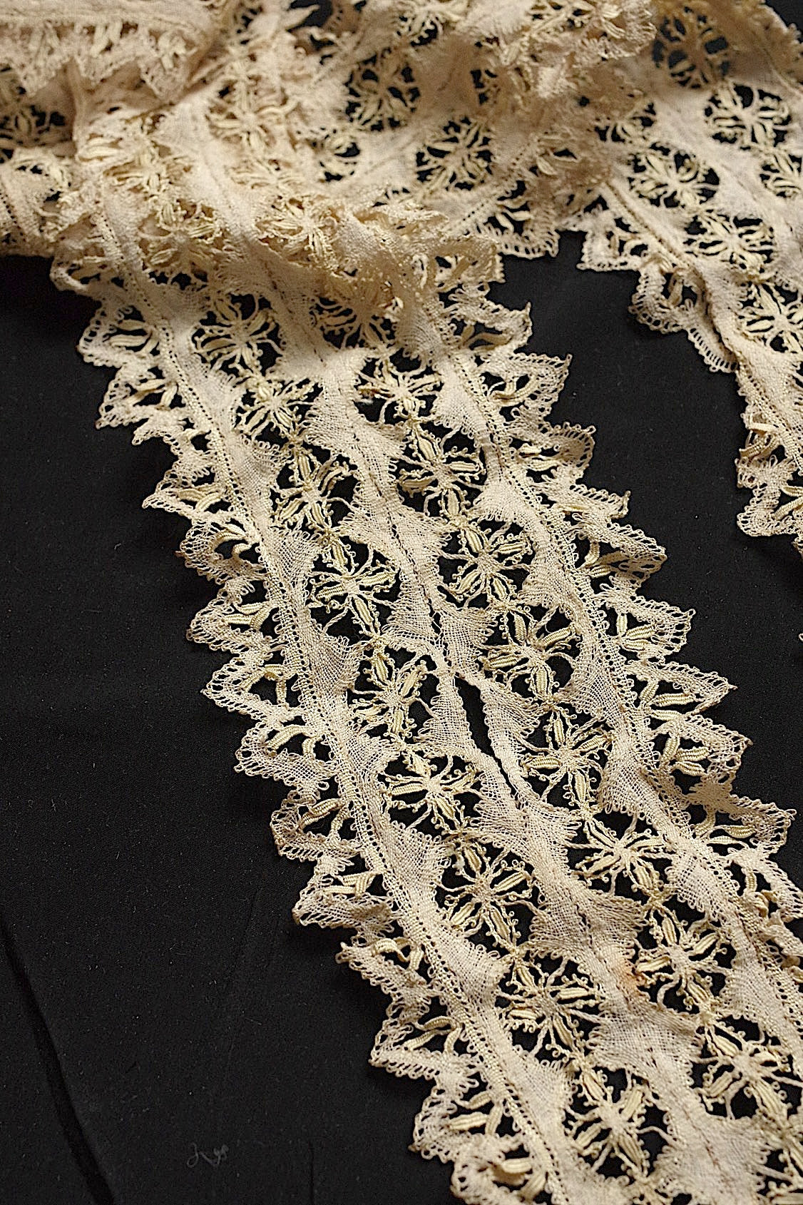 アンティークレース dentelle antique  2種 .FR a l'epoque