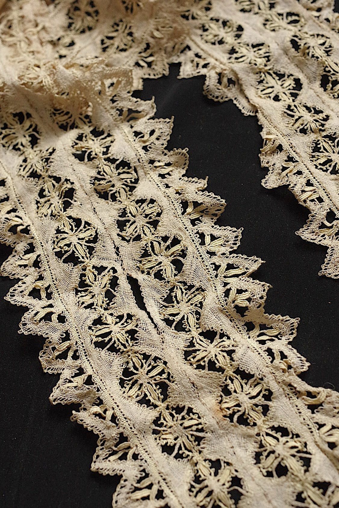アンティークレース dentelle antique  2種 .FR a l'epoque