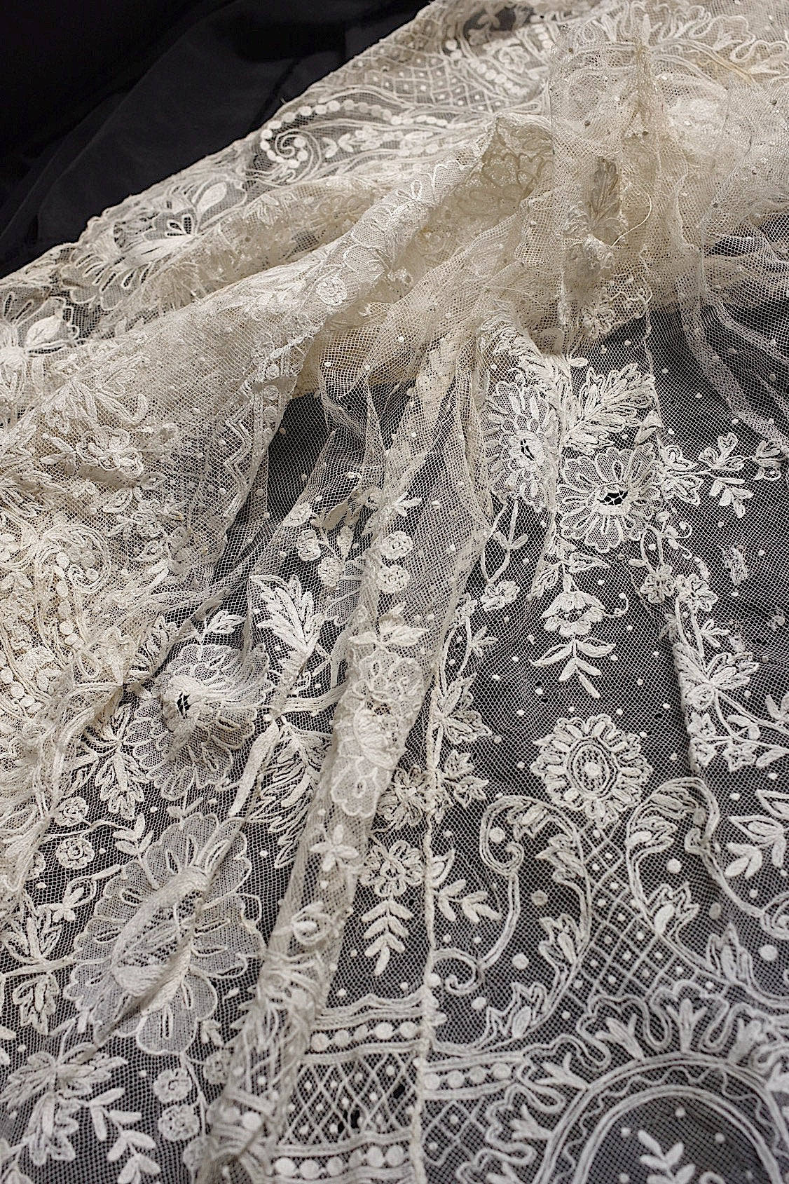 アンティークレース dentelle atntique bas d'aube .FR a l'epoque