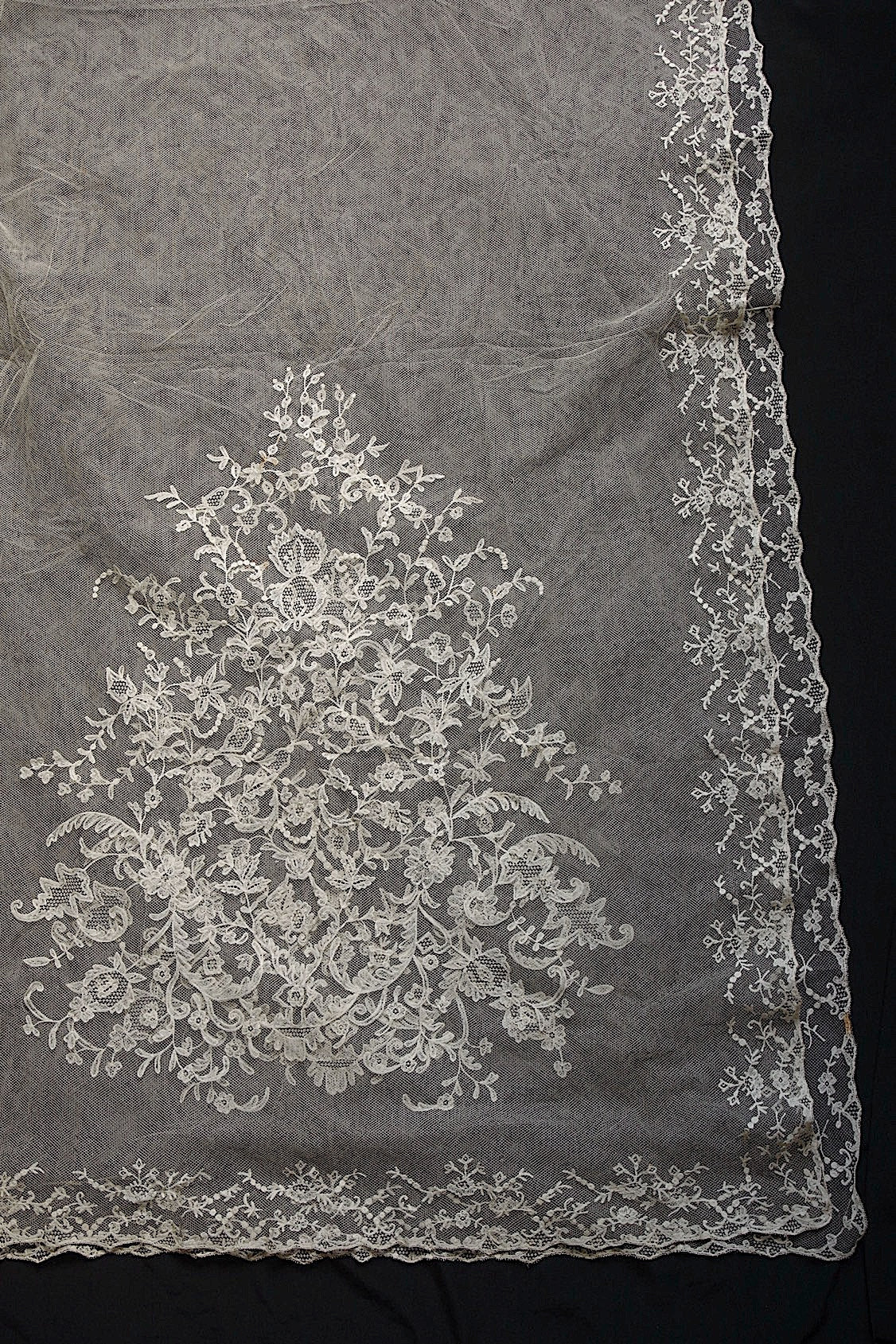 アンティークレース dentelle atntique .FR a l'epoque