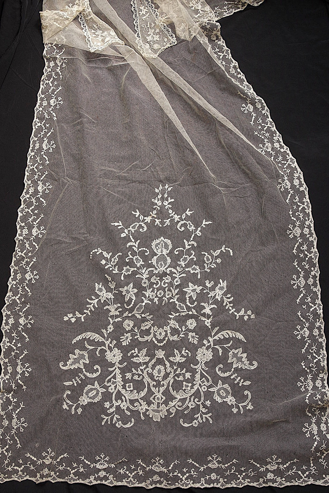 アンティークレース dentelle atntique .FR a l'epoque