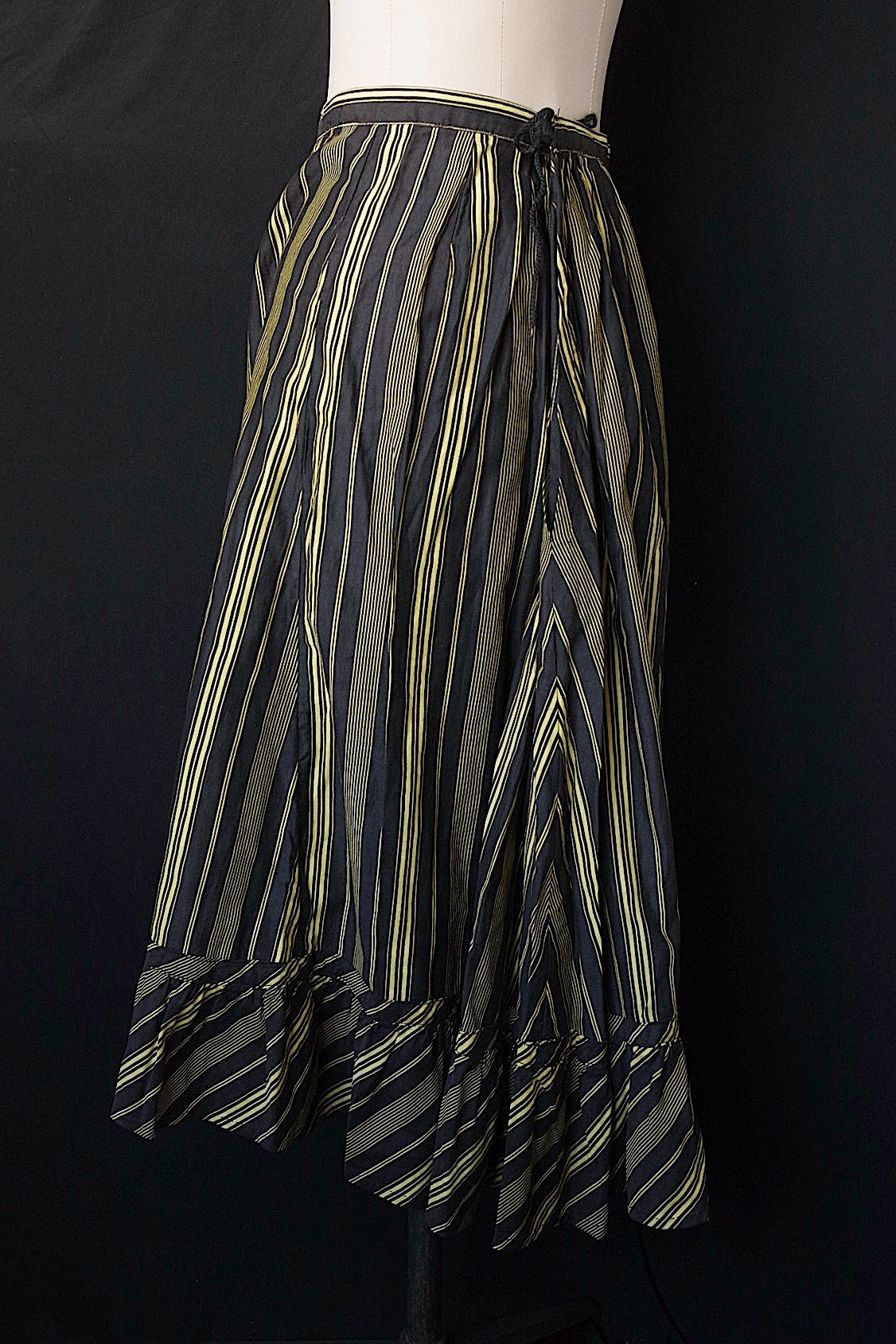 アンティークスカート vêtement antique くろ×キイロ .FR a l'epoque