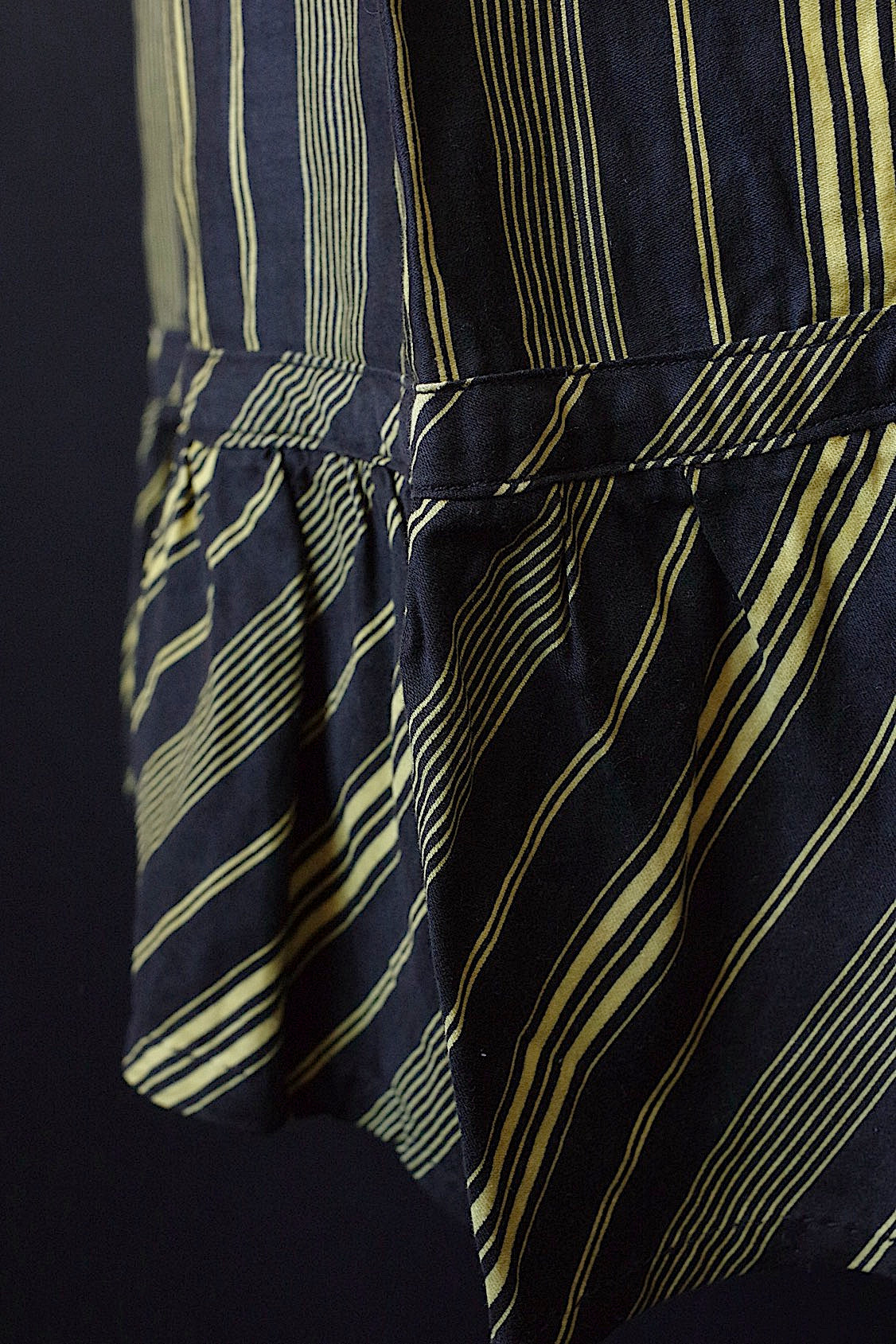 アンティークスカート vêtement antique くろ×キイロ .FR a l'epoque