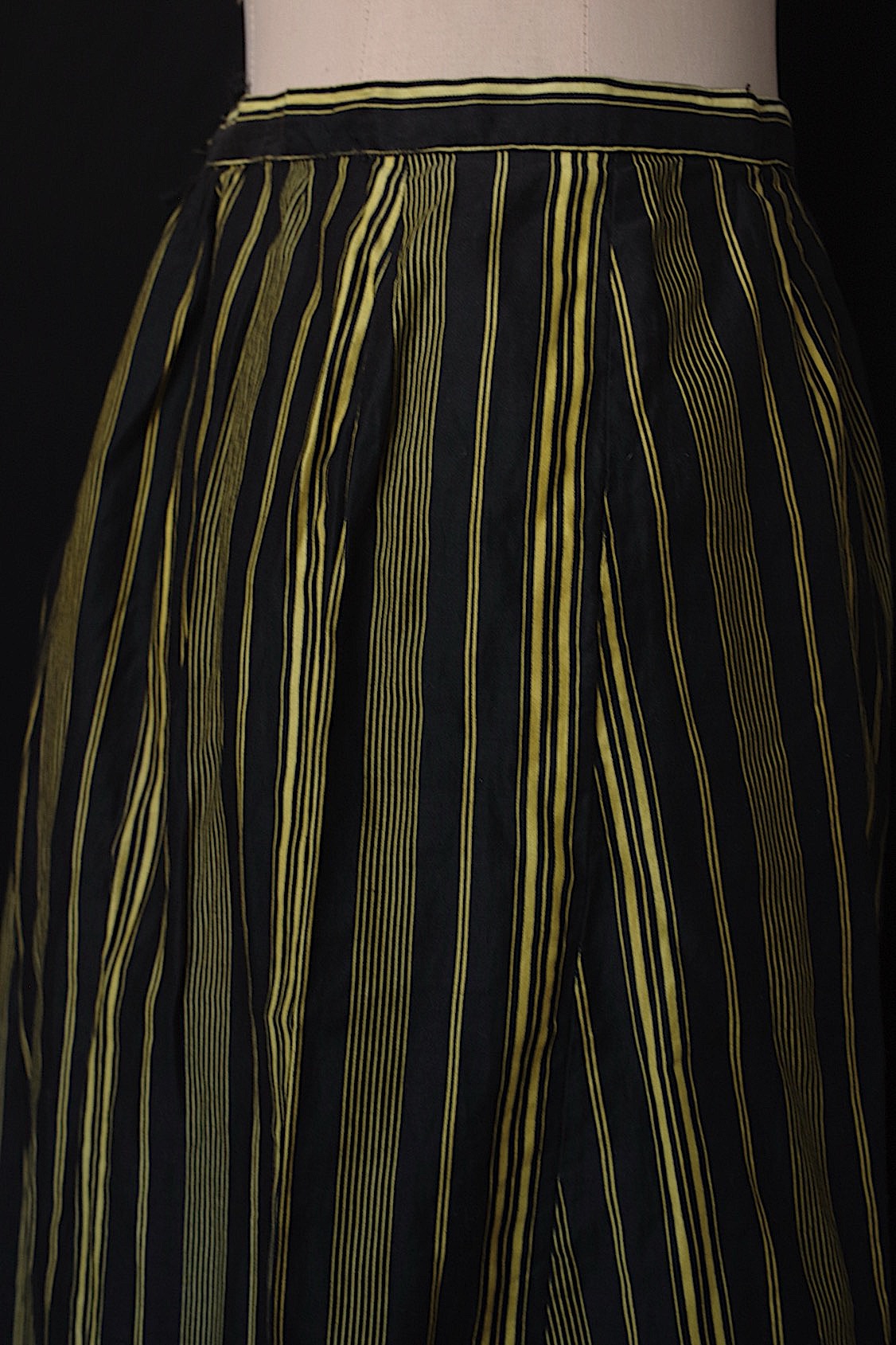 アンティークスカート vêtement antique くろ×キイロ .FR a l'epoque