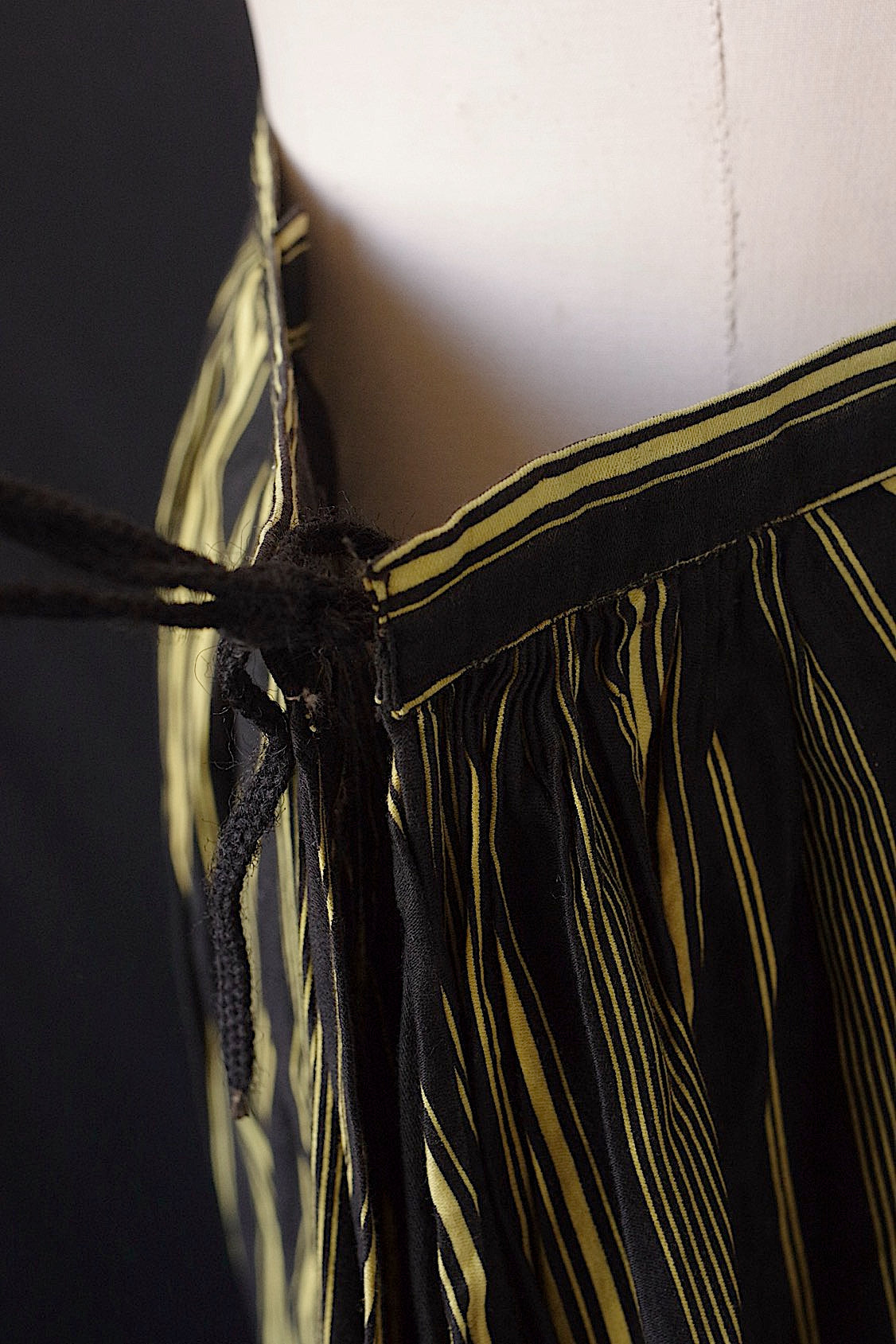 アンティークスカート vêtement antique くろ×キイロ .FR a l'epoque