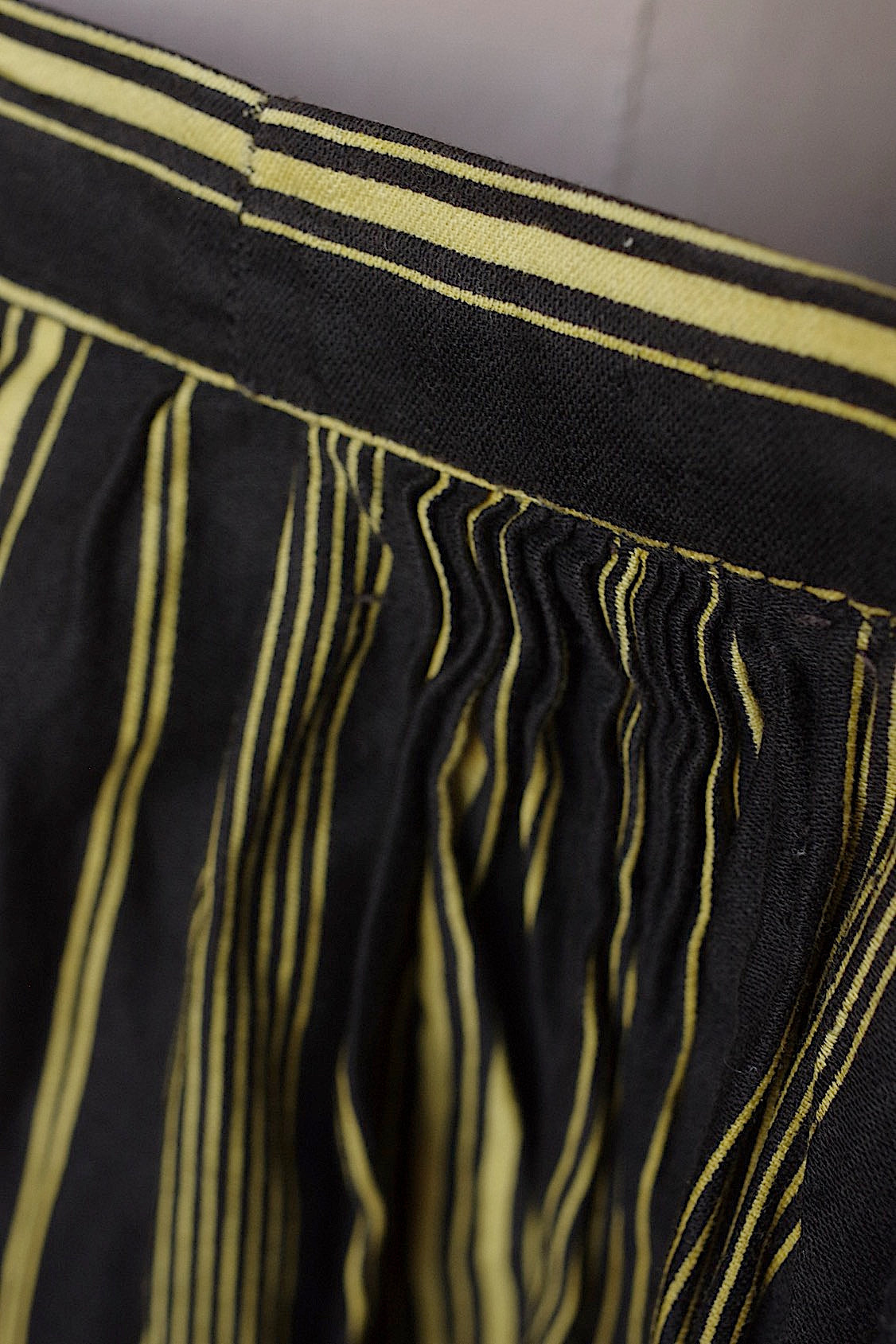 アンティークスカート vêtement antique くろ×キイロ .FR a l'epoque