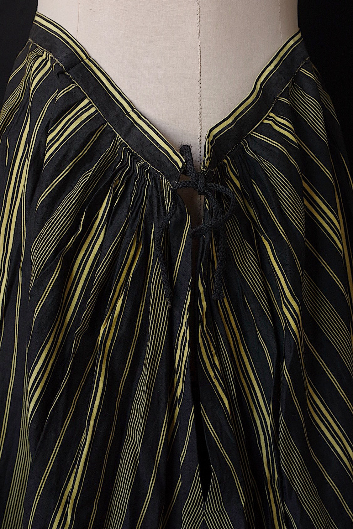 アンティークスカート vêtement antique くろ×キイロ .FR a l'epoque