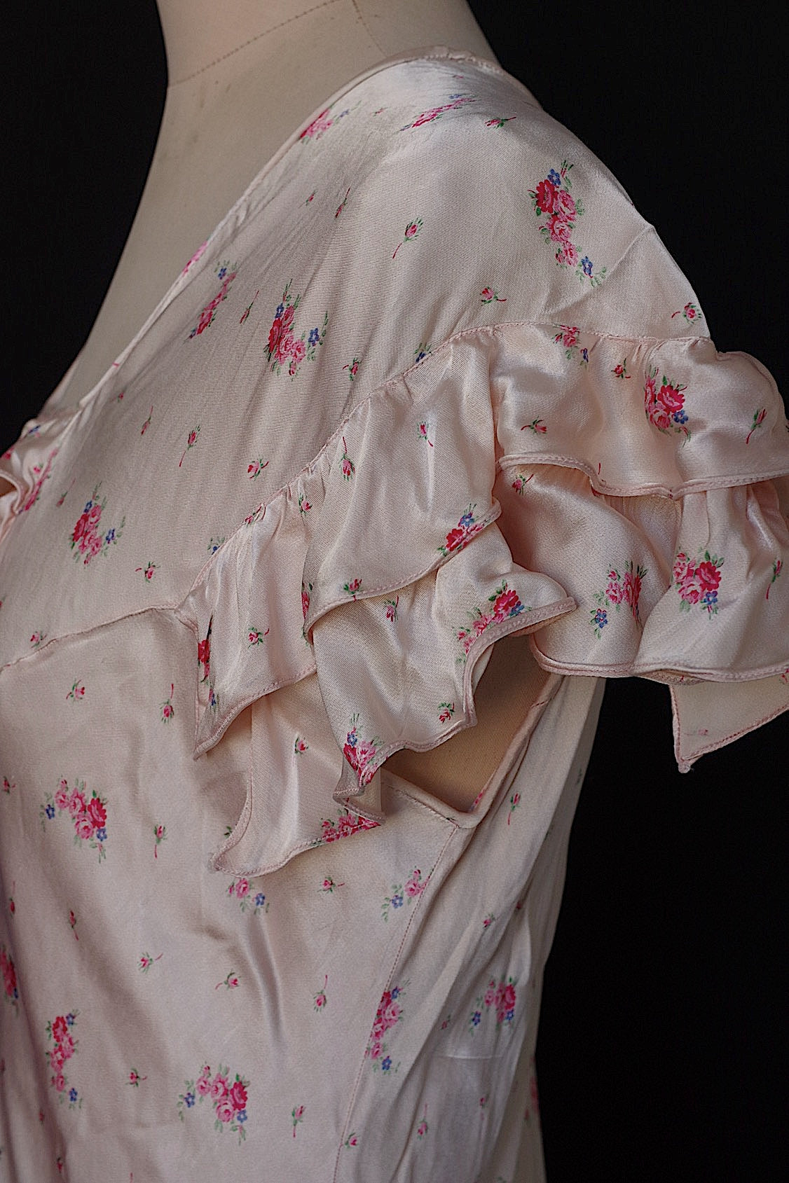 アンティークワンピース vêtement antique 花柄 .FR a l'epoque