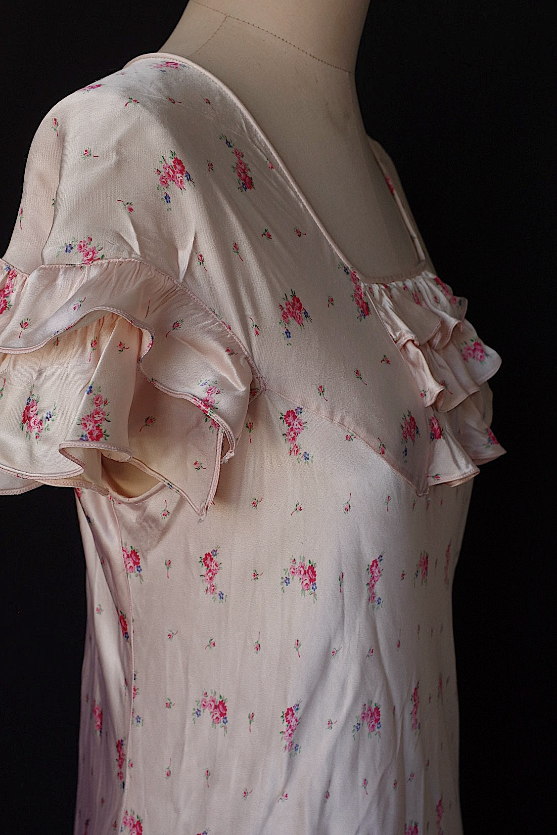 アンティークワンピース vêtement antique 花柄 .FR a l'epoque