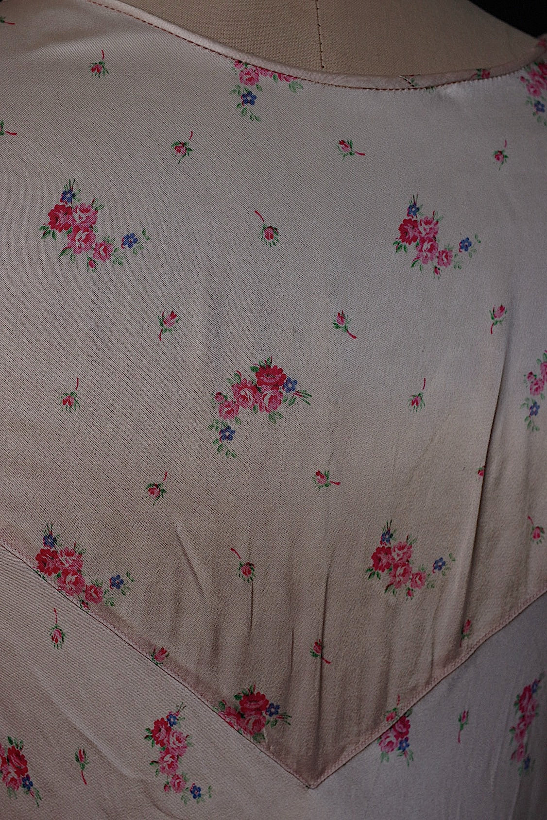 アンティークワンピース vêtement antique 花柄 .FR a l'epoque