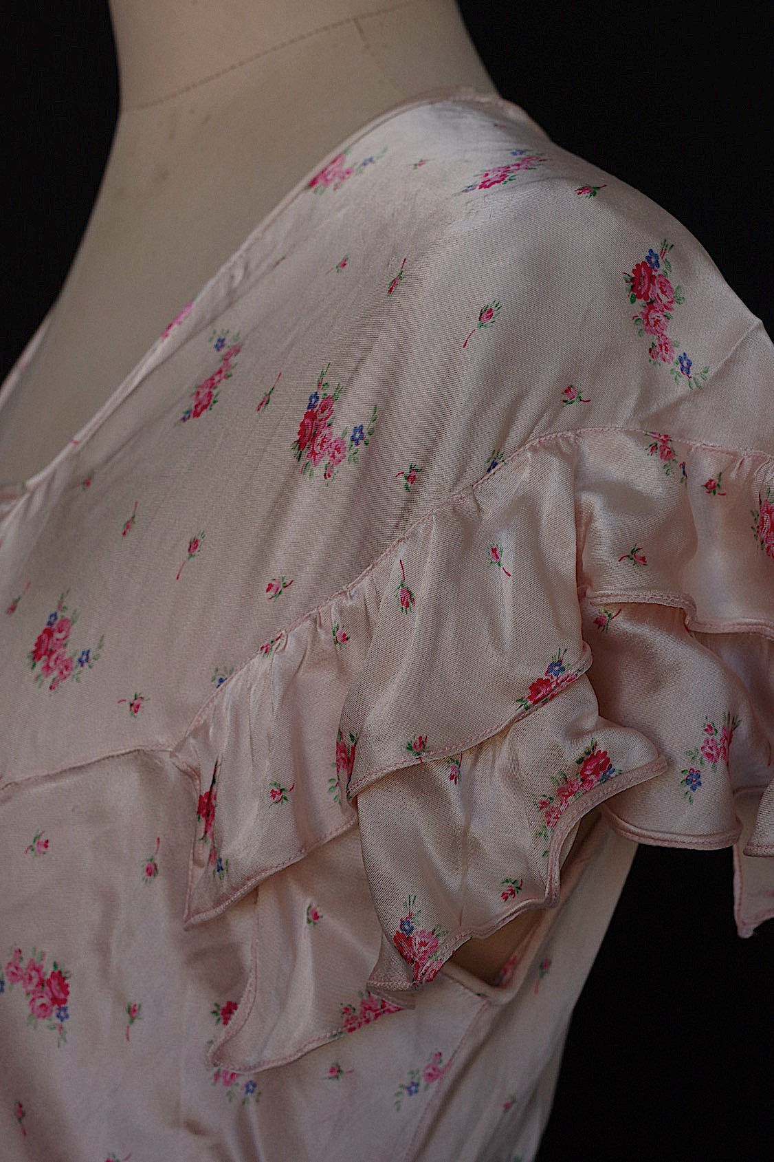 アンティークワンピース vêtement antique 花柄 .FR a l'epoque