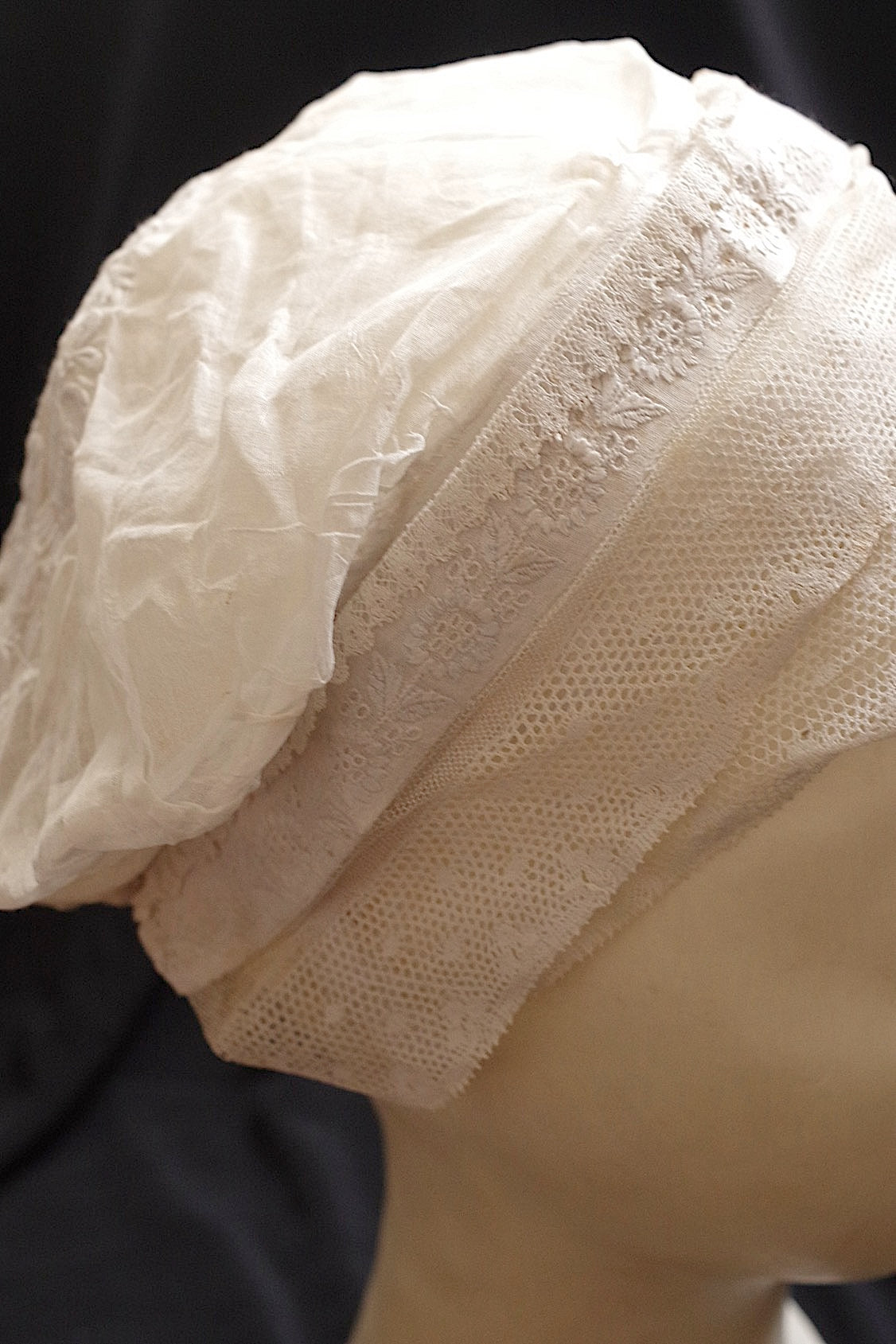 アンティーク刺繍ボネ bonnette antique .FR a l'epoque