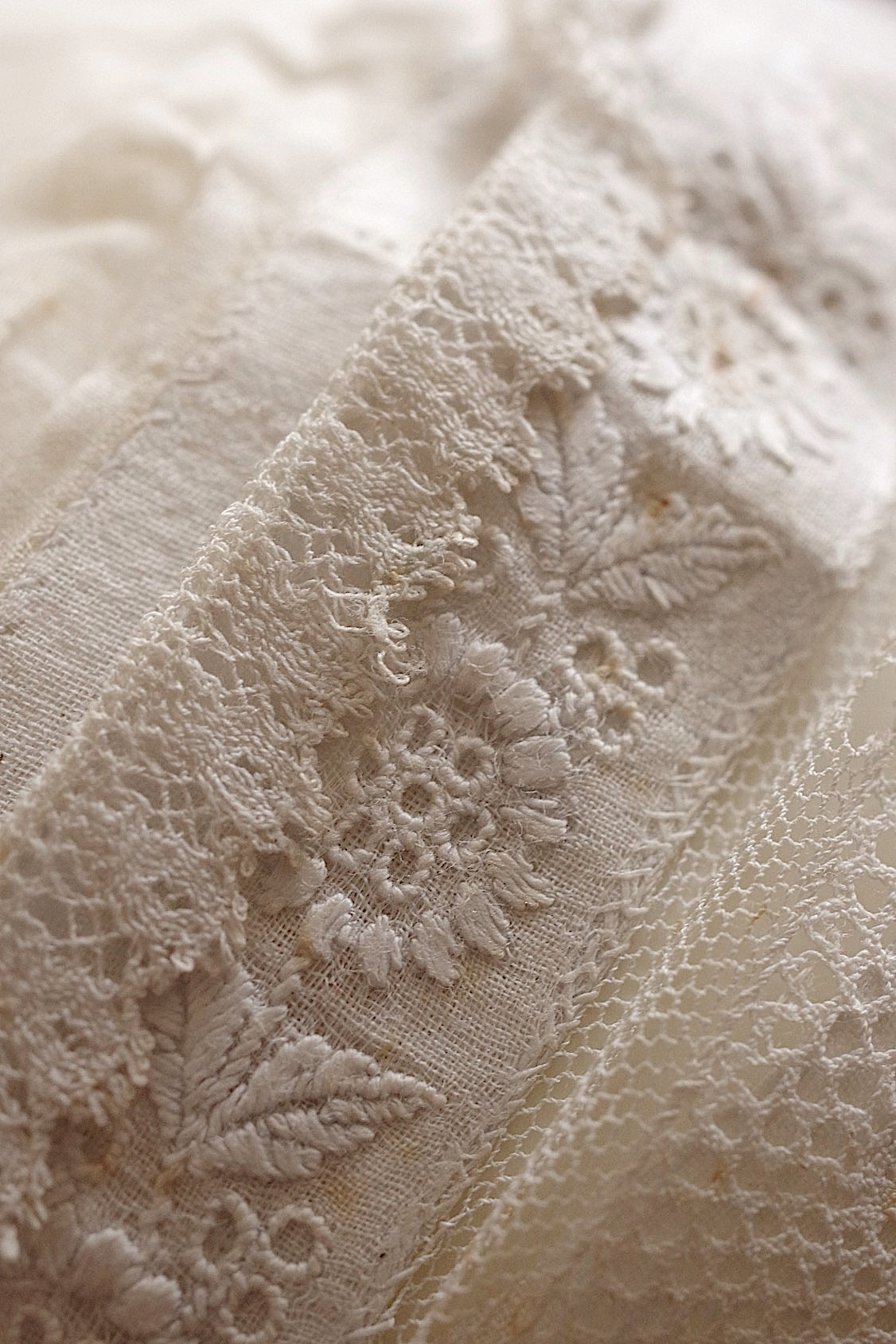 アンティーク刺繍ボネ bonnette antique .FR a l'epoque