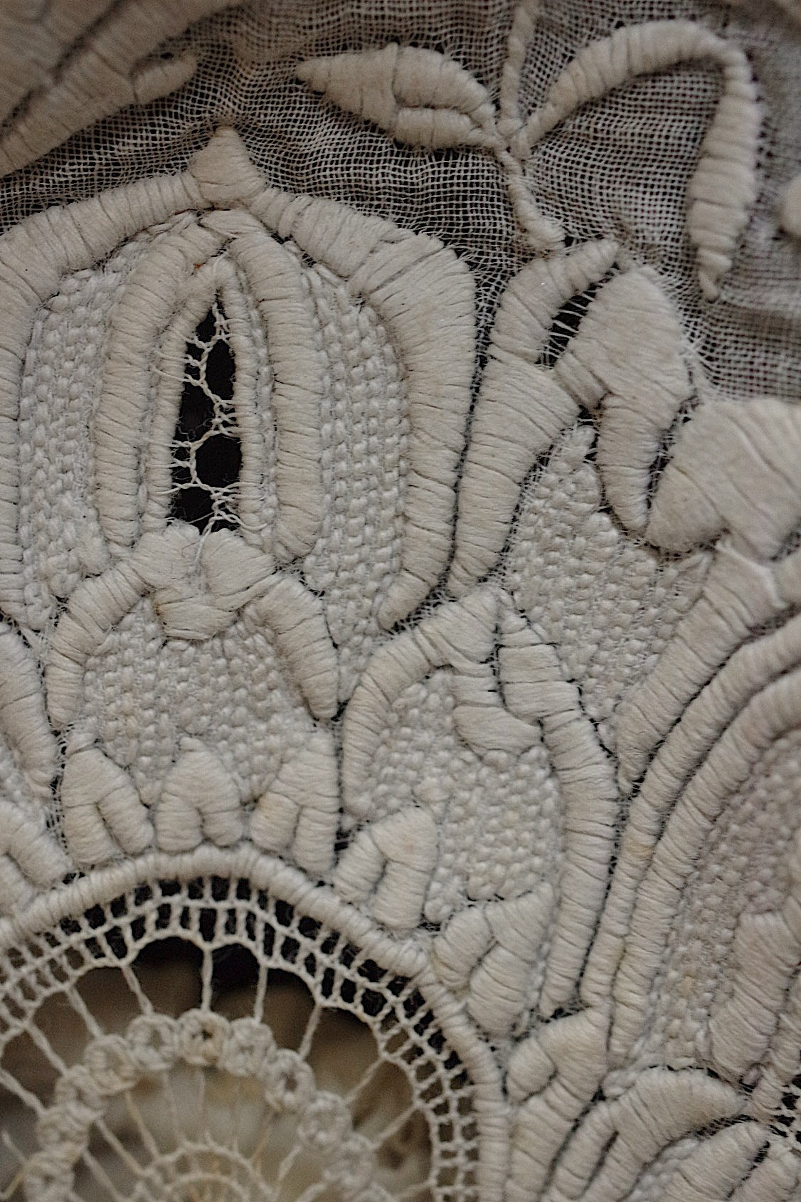 アンティーク刺繍ボネ bonnette antique .FR a l'epoque