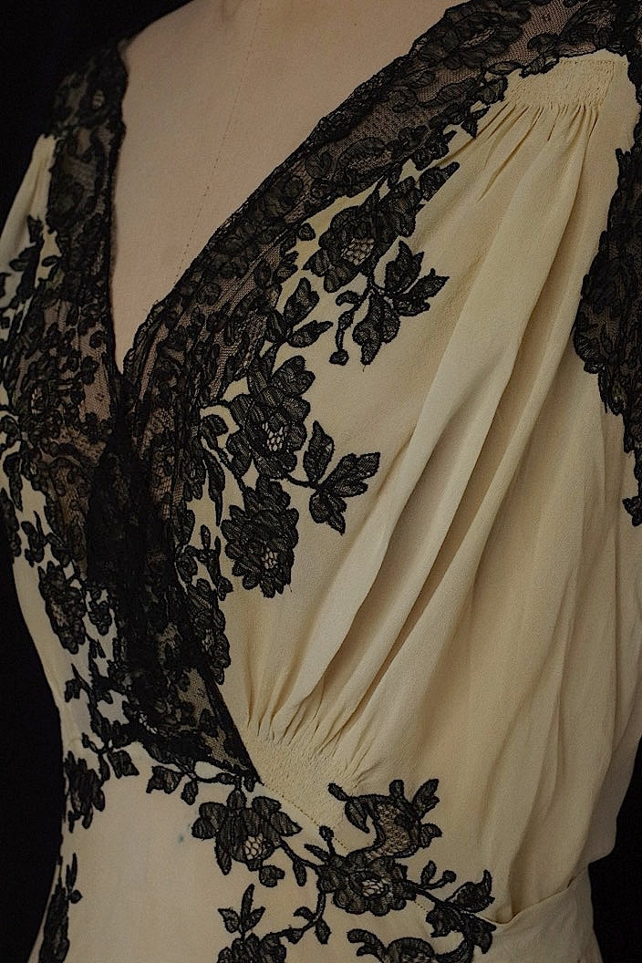 アンティークワンピース vêtement  antique robe de chambre 2 .FR a l'epoque