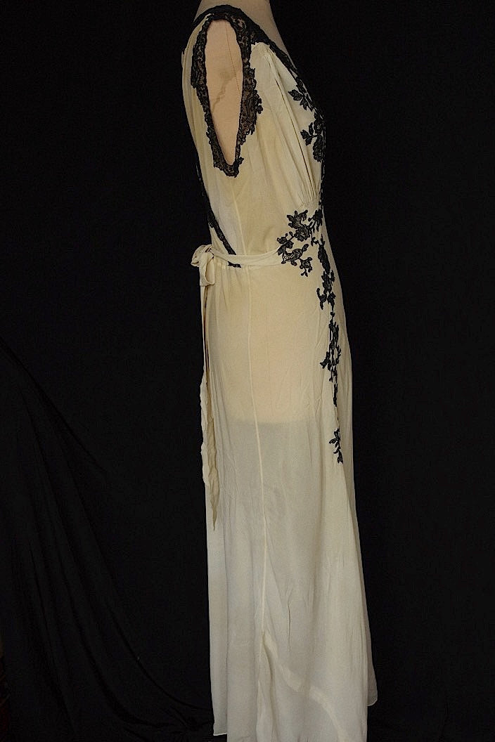 アンティークワンピース vêtement  antique robe de chambre 2 .FR a l'epoque