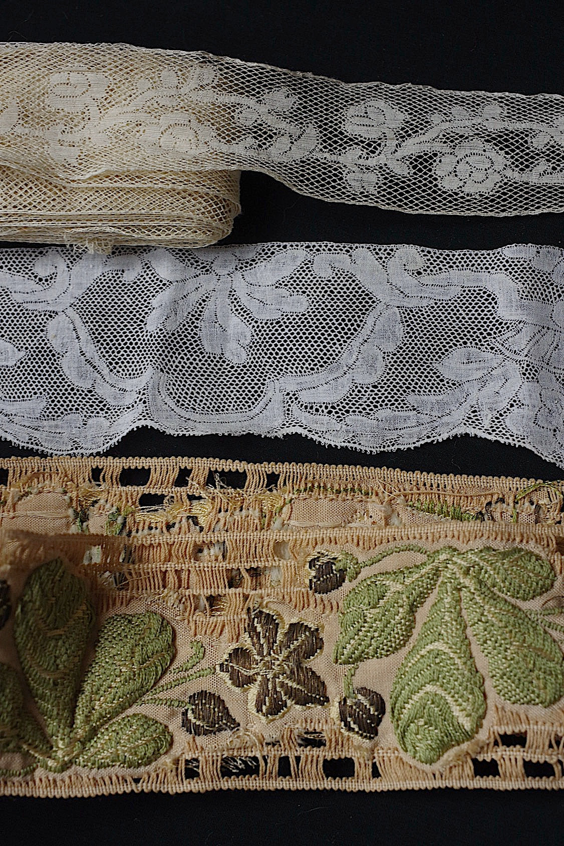 アンティークレース dentelle et ruban antique .FR a l'epoque