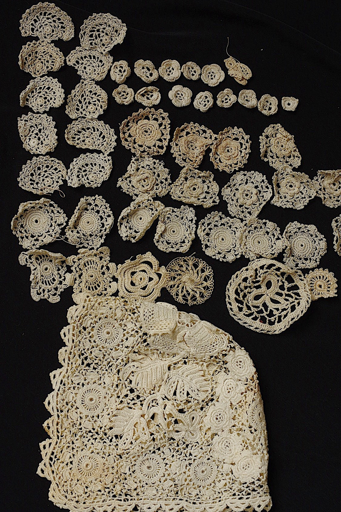 アンティークレース dentelle ancienne クロシェモチーフ47個+bonnet .FR a l'epoque