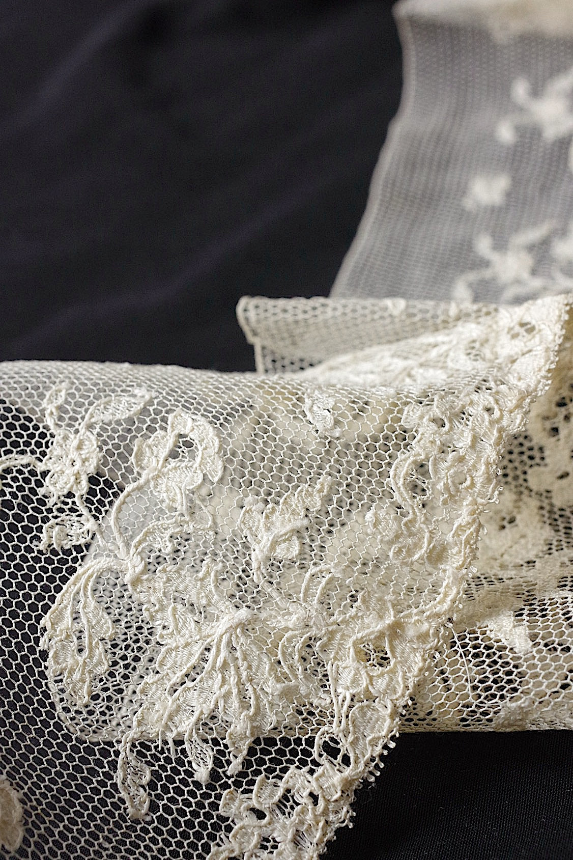 アンティークレース dentelle ancienne 220cm+40cm .FR a l'epoque