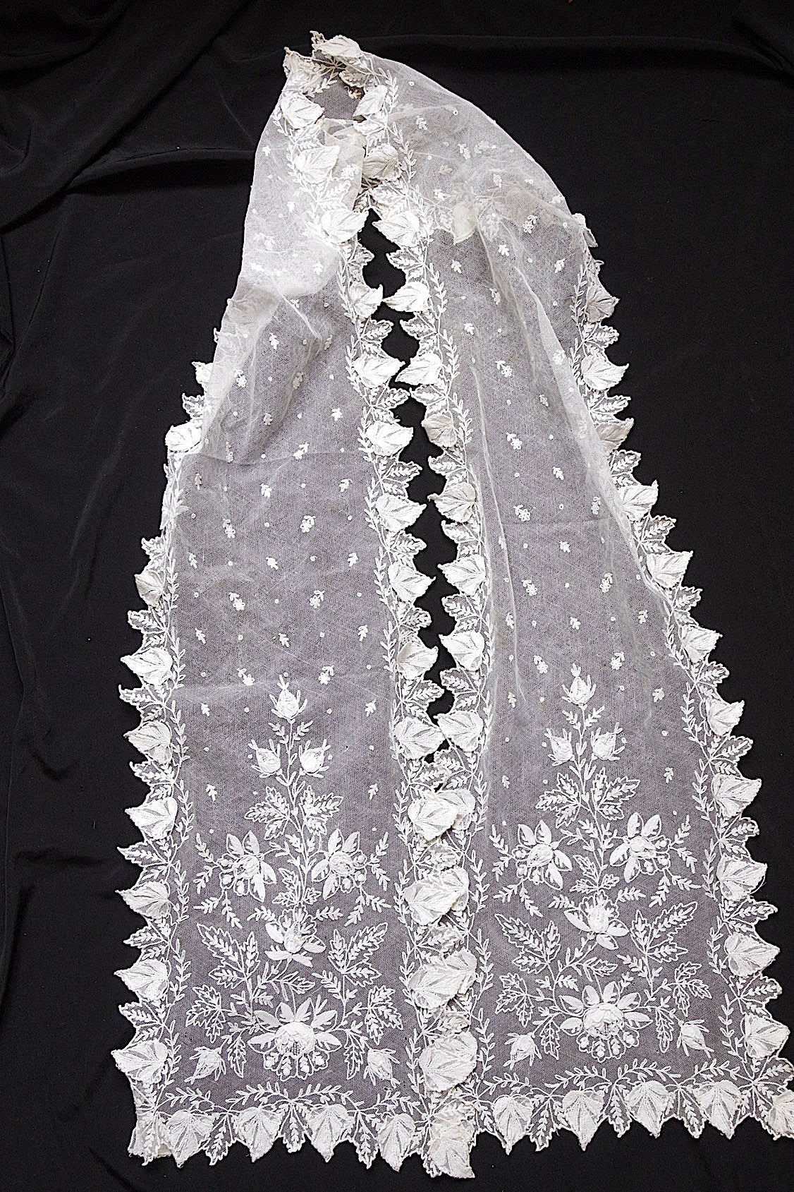 アンティークレース dentelle ancienne タイ .FR a l'epoque