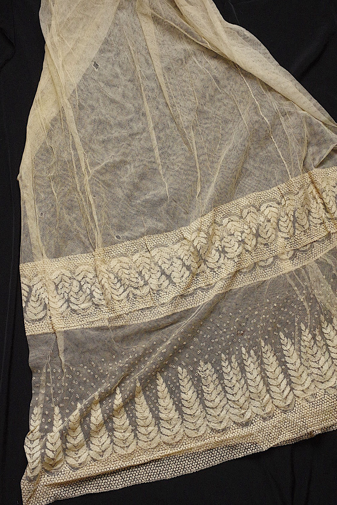 アンティークレース dentelle ancienne スカート生地 ハギレ1 .FR a l'epoque