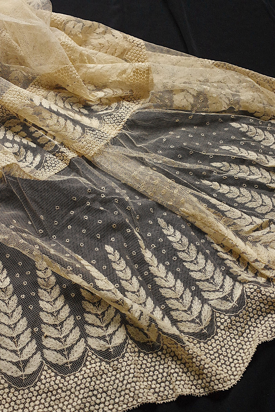 アンティークレース dentelle ancienne スカート生地 ハギレ1 .FR a l'epoque