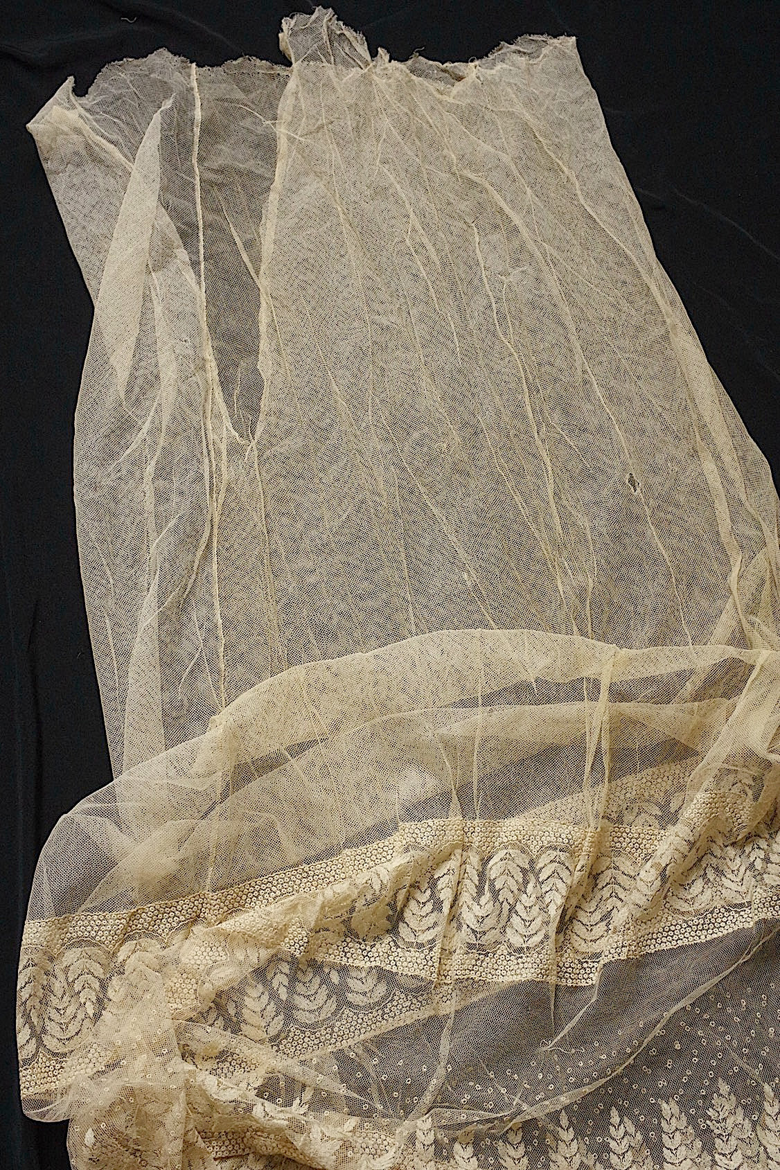 アンティークレース dentelle ancienne スカート生地 ハギレ1 .FR a l'epoque