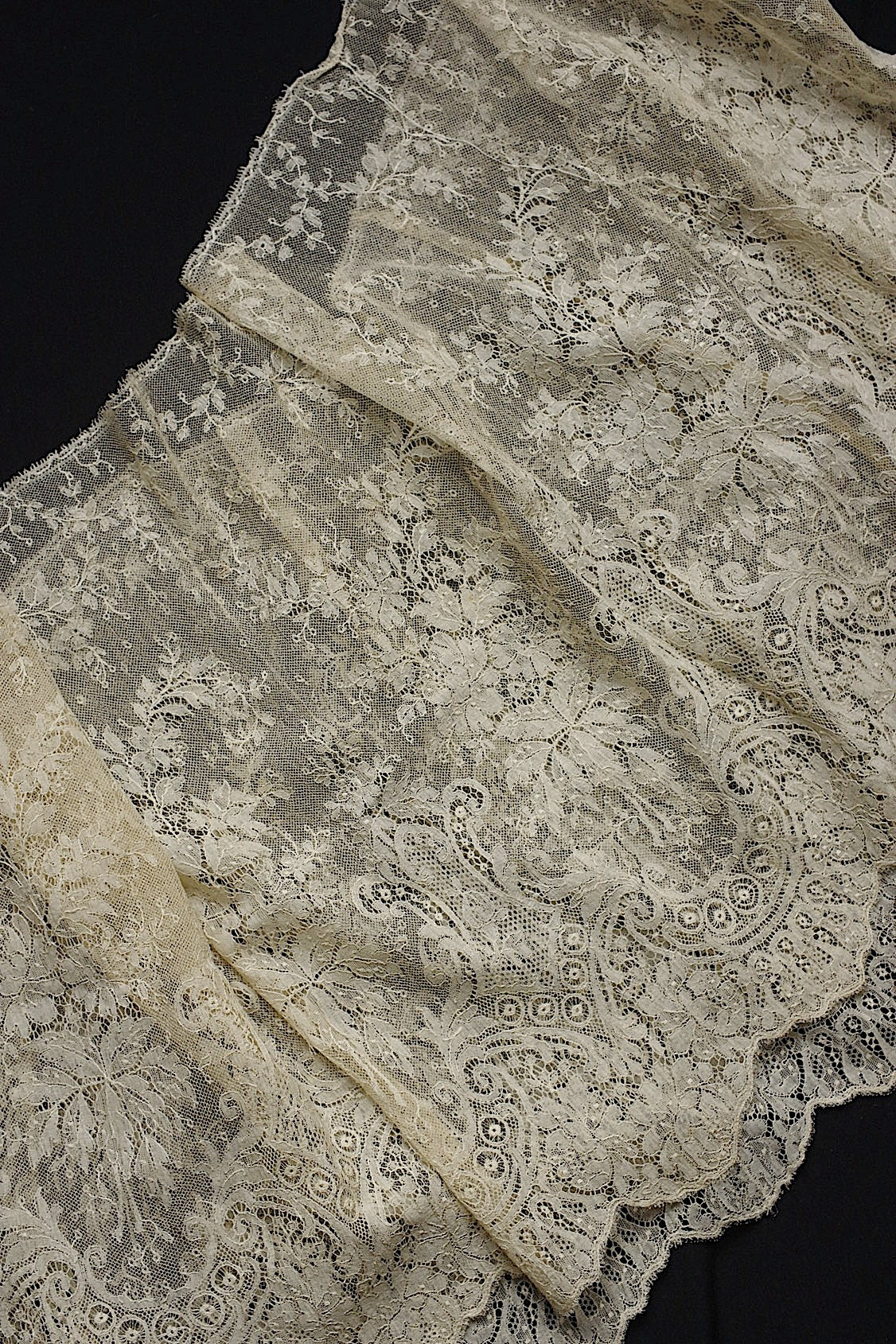 アンティークレース dentelle ancienne 134cm .FR a l'epoque
