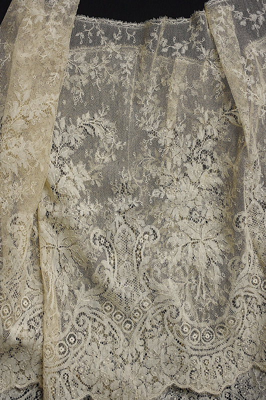 アンティークレース dentelle ancienne 134cm .FR a l'epoque