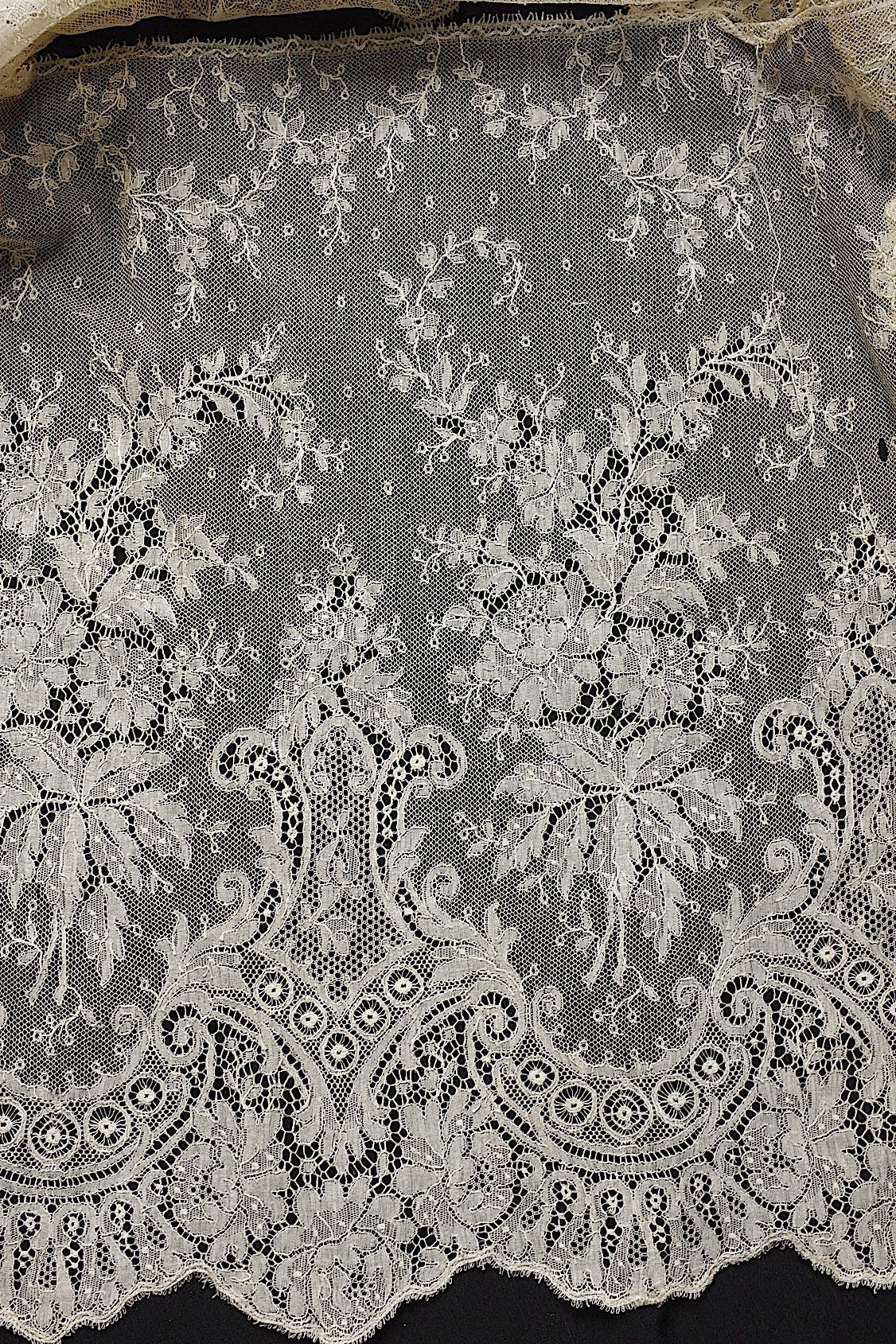 アンティークレース dentelle ancienne 134cm .FR a l'epoque