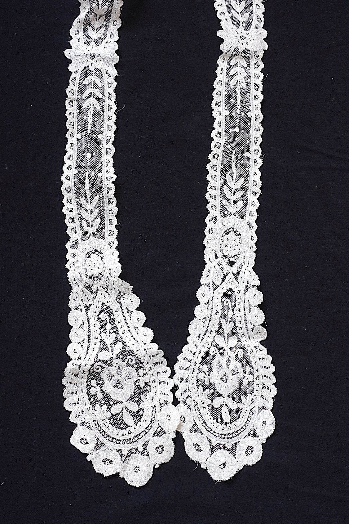 アンティークレース dentelle ancienne アプリカッションアングレテール2本 .FR a l'epoque
